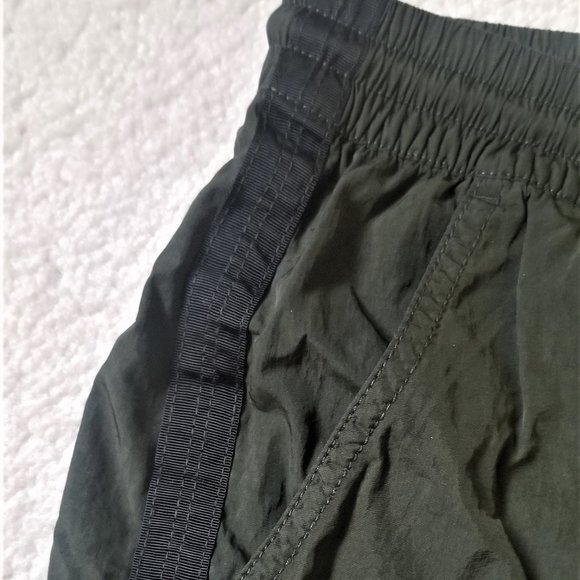 Athleta Expedition Shorts size 4 - Picture 6 of 9